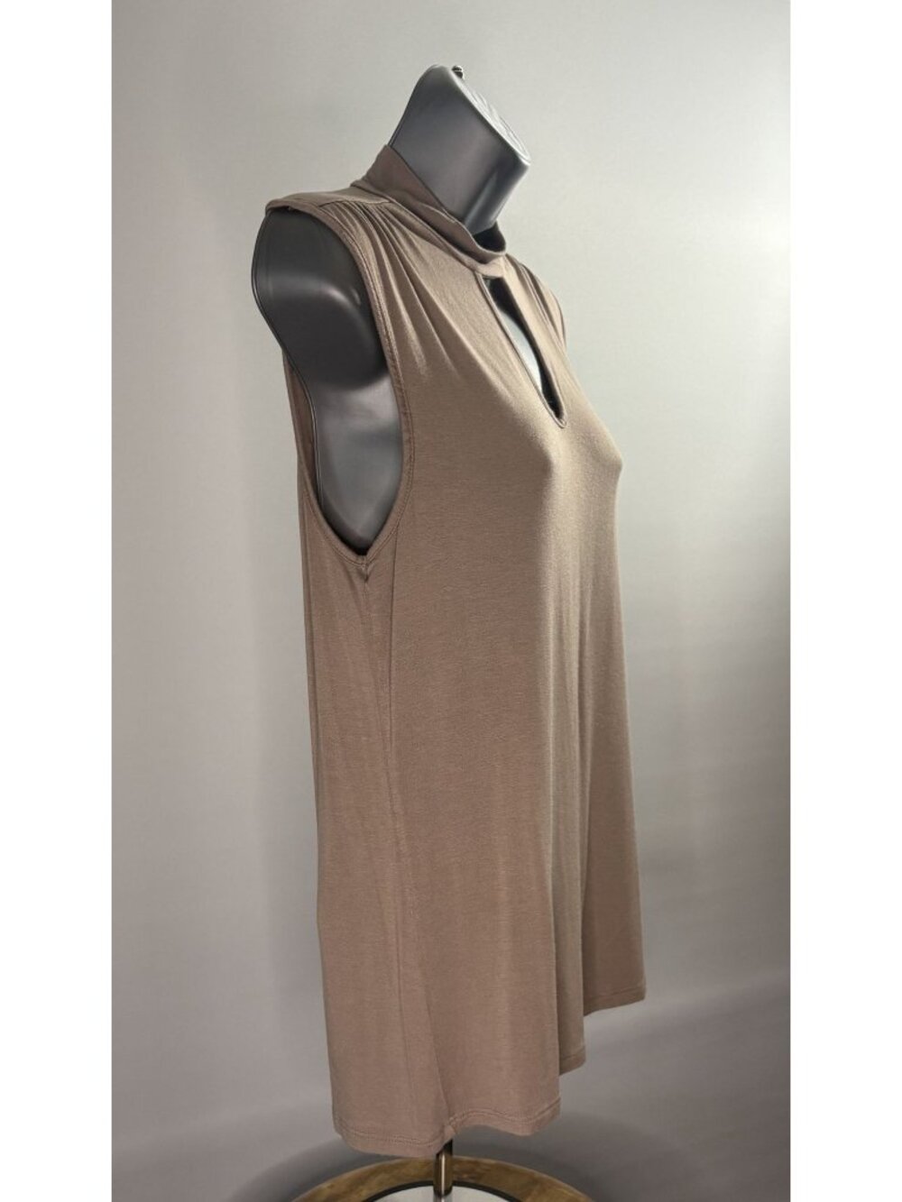 Jennifer Lopez Beige Sleeveless Keyhole Neckline Choker Cut Top Tunic Collar (M) - Picture 7 of 10